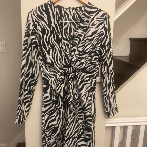 Black and White V-Neck Mini SALE $15 dresses & 3 for $30 - Picture 1 of 5